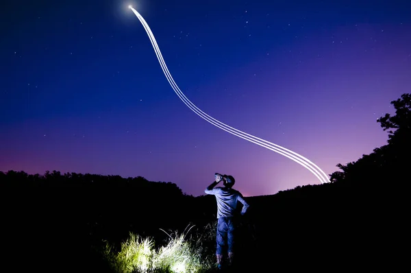 Uzay aracının kalkışını izleyen adam.