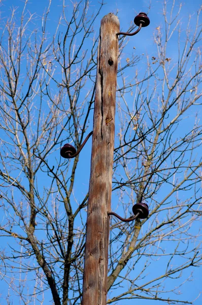 Eski tahta telgraf direği. 