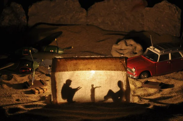 Oyuncak çöl hikayesi, pilot kamp ateşinde ralli pilotuyla tanışıyor.