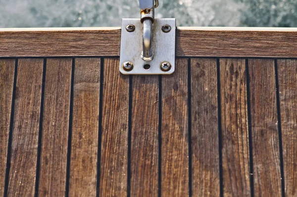 Yat güvertesinde sabit parça