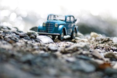 Dombay, Rusya, 08.21.2019. Moskvich 401 kayalık taşlar üzerine