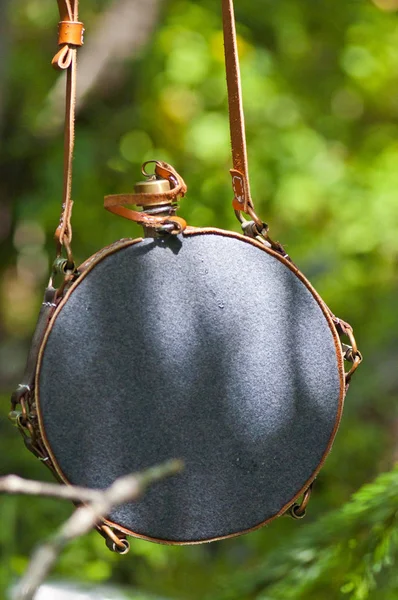 Bir dala asılı gri şişe