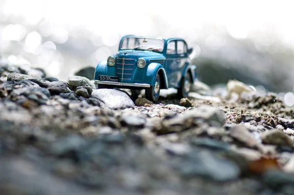 Dombay, Rusya, 08.21.2019. Moskvich 401 kayalık taşlar üzerine