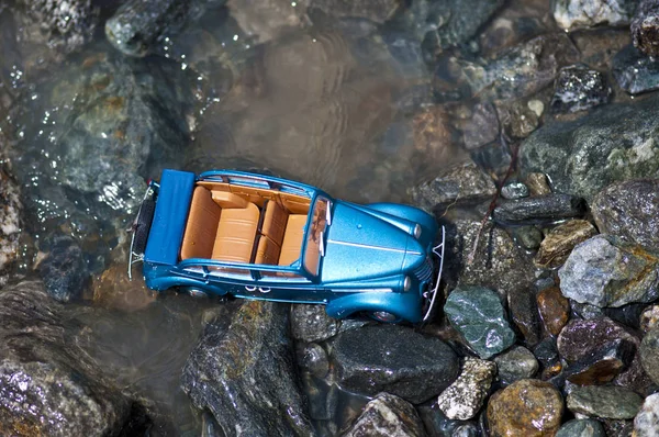 Dombay, Rusya, 08.21.2019. Moskvich 401 nehir genelini geçiyor 