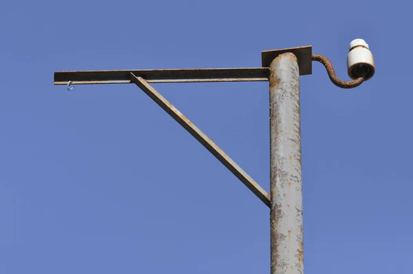 青い空に対する古い錆びた電気柱 — ストック写真