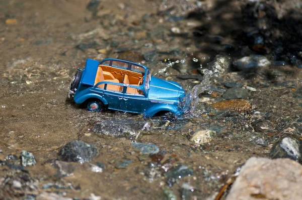 Dombay, Rusya, 08.21.2019. Moskvich 401 nehir genelini geçiyor 