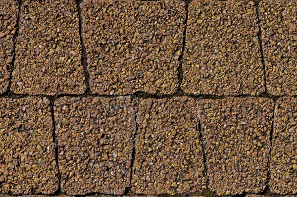 Yaşlı sivilceli asfalt trapez şeklinde.