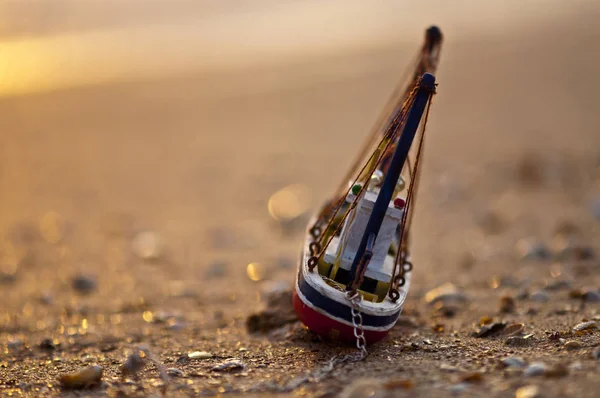 Altın alyans, balıkçı teknesi için çapa görevi görüyor.