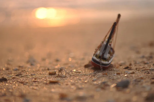 Altın alyans, balıkçı teknesi için çapa görevi görüyor.