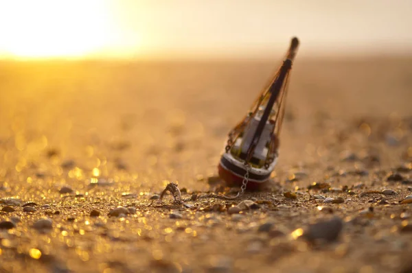 Altın alyans, balıkçı teknesi için çapa görevi görüyor.