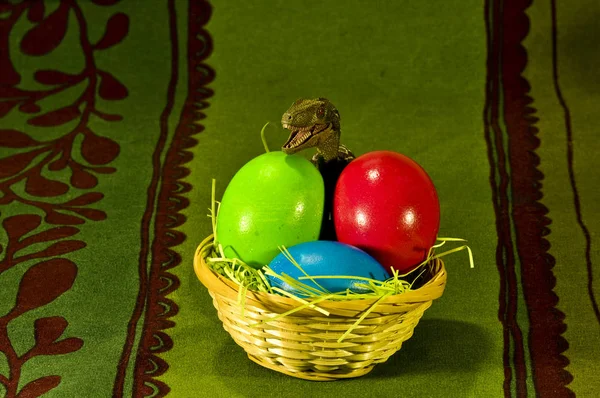 Velociraptor renkli paskalya yumurtalarının yanında.