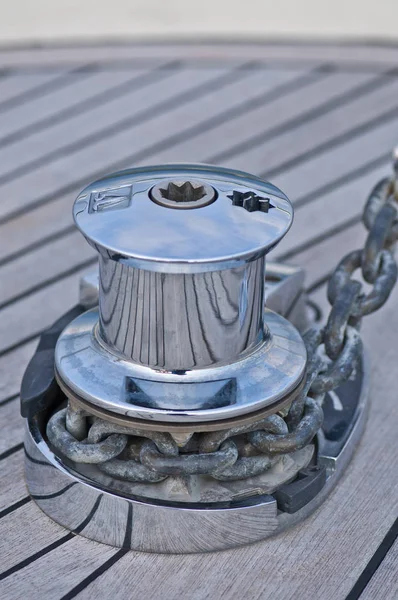 Ahşap güvertede paslanmaz çelik yat kaptanı