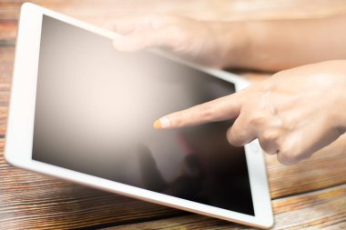 Modern dijital tablette kadın eli dokunuşu, ipad 'a benzer. Kullanılan modern cihazlar kavramı. Bulanık alan derinliğine sahip yakın plan resim.