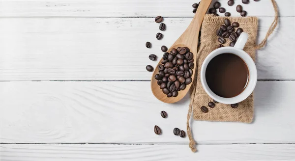 Taza Café Negro Granos Café Buenos Elementos Esenciales Sobre Fondo —  Fotos de Stock