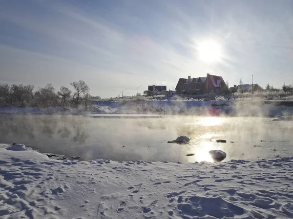 Floden Vinter Och Virvlande Dimma — Stockfoto