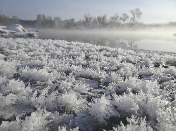 Kristaller Snöflingor Bakgrunden Ett Vinterlandskap Med Flod — Stockfoto