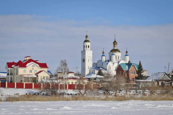 チェバクル ロシア 2019年2月28日 変容の教会 晴れた日の青空に対する美しい白い教会 — ストック写真