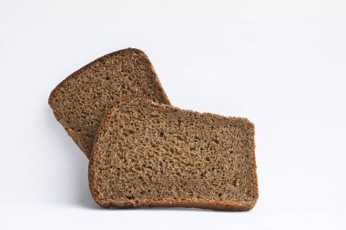 Karanlık çavdar ekmeği iki dilim. Kaba Mayasız Ekmek.