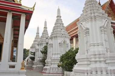 Güzel Budist wat Tapınağı beyaz mezarları ile