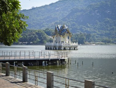 Tayland, Hua Hin bir göl ortasında Budist tapınağı