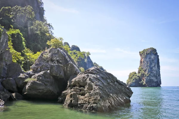 Schöne Tropische Küste Thailands Mit Blick Auf Die Felsige Küste — Stockfoto