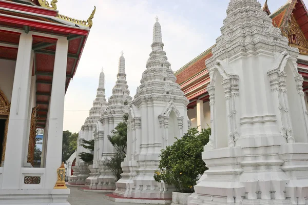 Beautiful Buddhist Wat Temple White Tombs — Stock Photo, Image