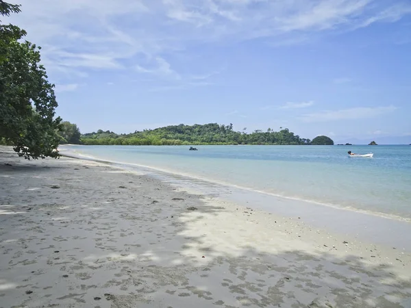 Hermosa Costa Con Mar Azul Arena Blanca Cielo Azul Con — Foto de Stock