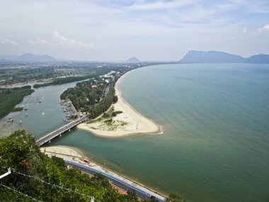 Gözlem güverteden bakış açısı şehir Prachuap Khiri Khan ve Tayland Körfezi öğleden sonra göster