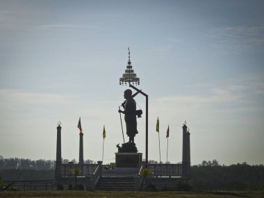 Tayland kutsal siyah keşiş siluetleri heykelleri. Budist manastır ..