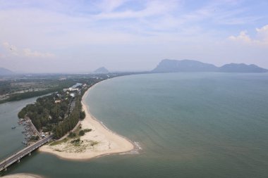 Gözlem güverteden bakış açısı şehir Prachuap Khiri Khan ve Tayland Körfezi öğleden sonra göster