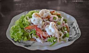 Diyet menüsü, deniz ürünleri salatası - karides, kalamar, ahtapot, yeşillik.