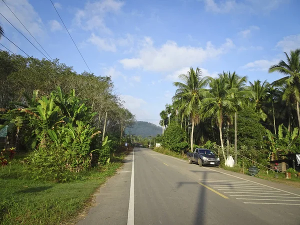 Uma Pitoresca Estrada Asfalto Entre Montanhas Baixas Tailândia Paisagem Verão — Fotografia de Stock