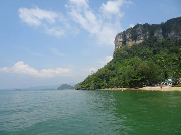 Meerlandschaft Smaragdgrünes Wasser Felsige Bergküste Und Sandstrand Unter Blauem Himmel — Stockfoto