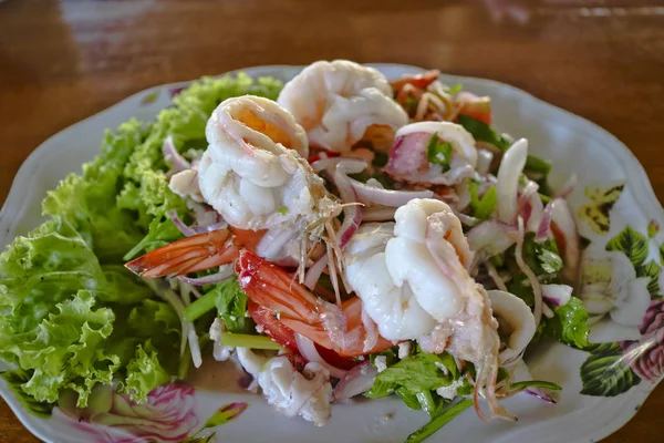 Diyet menüsü, deniz ürünleri salatası - karides, kalamar, ahtapot, yeşillik.