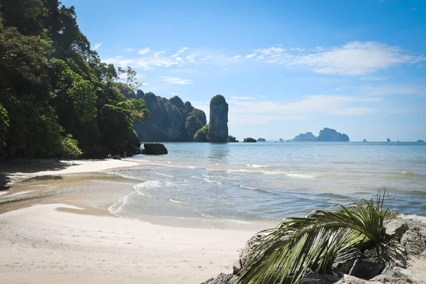 Wunderschöne tropische Küste Thailands mit Blick auf den Strand, azur — Stockfoto