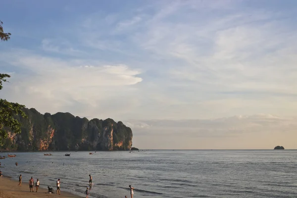 Набережная Таиланда Видом Пляж Лазурное Море Пальмы Туристов Оби Нанг — стоковое фото