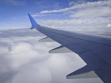 Bulutların üzerinde uçan bir kanadı - uçak Lombar üzerinden görüntüleyin. Hava bulut manzara.