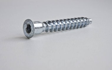 Yalıtılmış nesne - parlak ve yeni mobilya vida-kravat hafif bir arka plan üzerinde