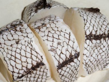 Büyük dilim doğranmış çiğ balık Macrourus