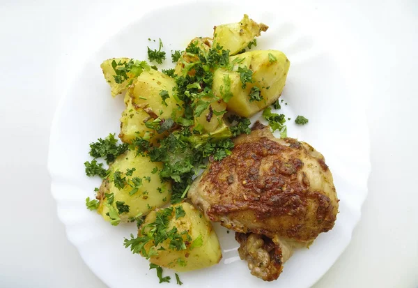 Аппетитное блюдо - жареная курица и картошка на блюдечке. Делич — стоковое фото