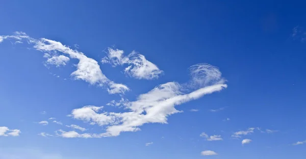 青い空に対する巻雲の白い雲 — ストック写真