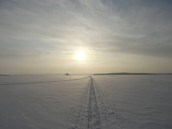 Vinter Landskap Väg Som Sträcker Sig Fjärran Genom Snötäckt Sjö — Stockfoto