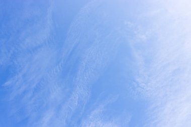 Cirrus bulutlar mavi gökyüzü karşı