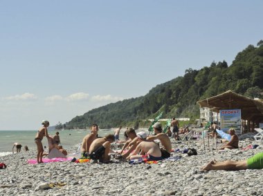 Sochi, Rusya Federasyonu - Haziran, 2013: Tatilciler denize sıfır Loo, Sochi içinde bir çakıl plaj üzerinde