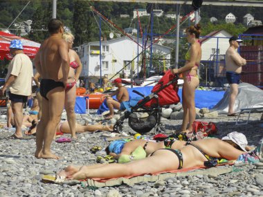 Sochi, Rusya Federasyonu - Haziran, 2013: Tatilciler denize sıfır Loo, Sochi içinde bir çakıl plaj üzerinde