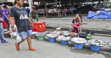 Sichon District, Thailand - Aralık, 2016: Kadın satıcıları Pazar taze balık
