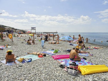 Sochi, Rusya Federasyonu - Haziran, 2013: Tatilciler denize sıfır Loo, Sochi içinde bir çakıl plaj üzerinde