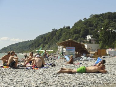 Sochi, Rusya Federasyonu - Haziran, 2013: Tatilciler denize sıfır Loo, Sochi içinde bir çakıl plaj üzerinde