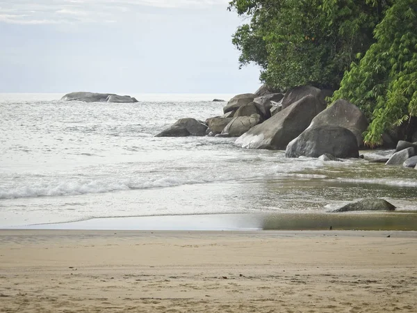 Uma Pitoresca Costa Rochosa Com Grandes Pedras Areia Amarela Uma — Fotografia de Stock