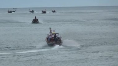 Çok sayıda yolcu tekneler dar alan float farklı yönlere denizde uzun kuyrukları.